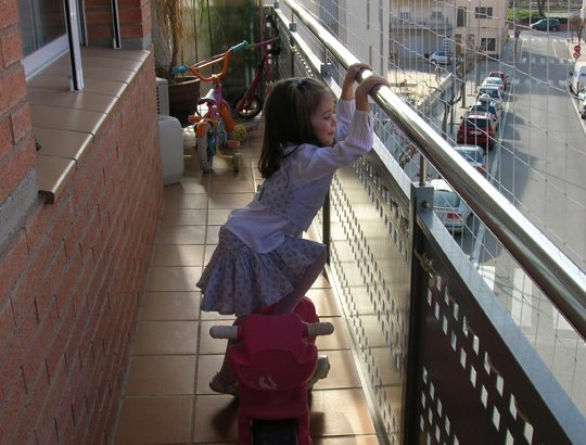 Balcone con ringhiera in metallo